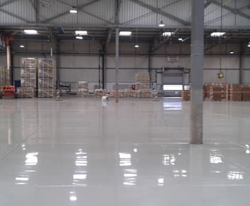 Eine Halle mit neu beschichtetem Boden der frisch fertig wurde