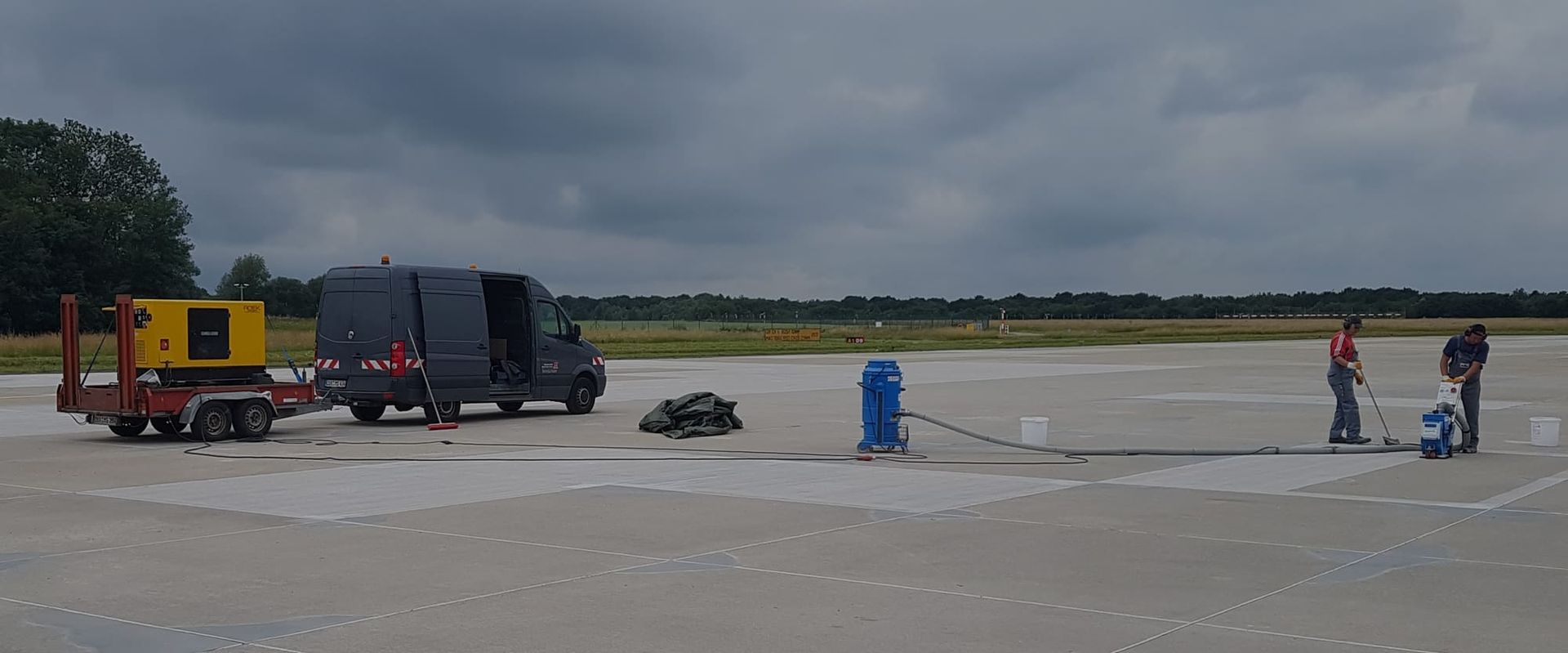Betonarbeiten auf einer Fluglandebahn mit einem Sprinter und einem Anhänger
